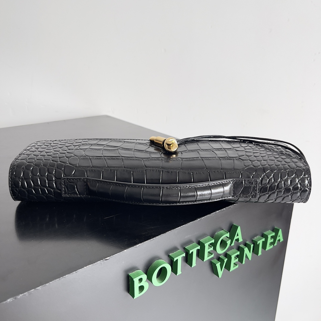 Bottega Veneta Andiamo rare crocodile leather handbag 741511