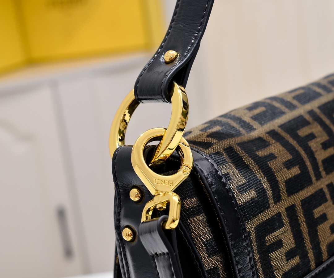 FENDI Large Old Fashioned Bag 8959