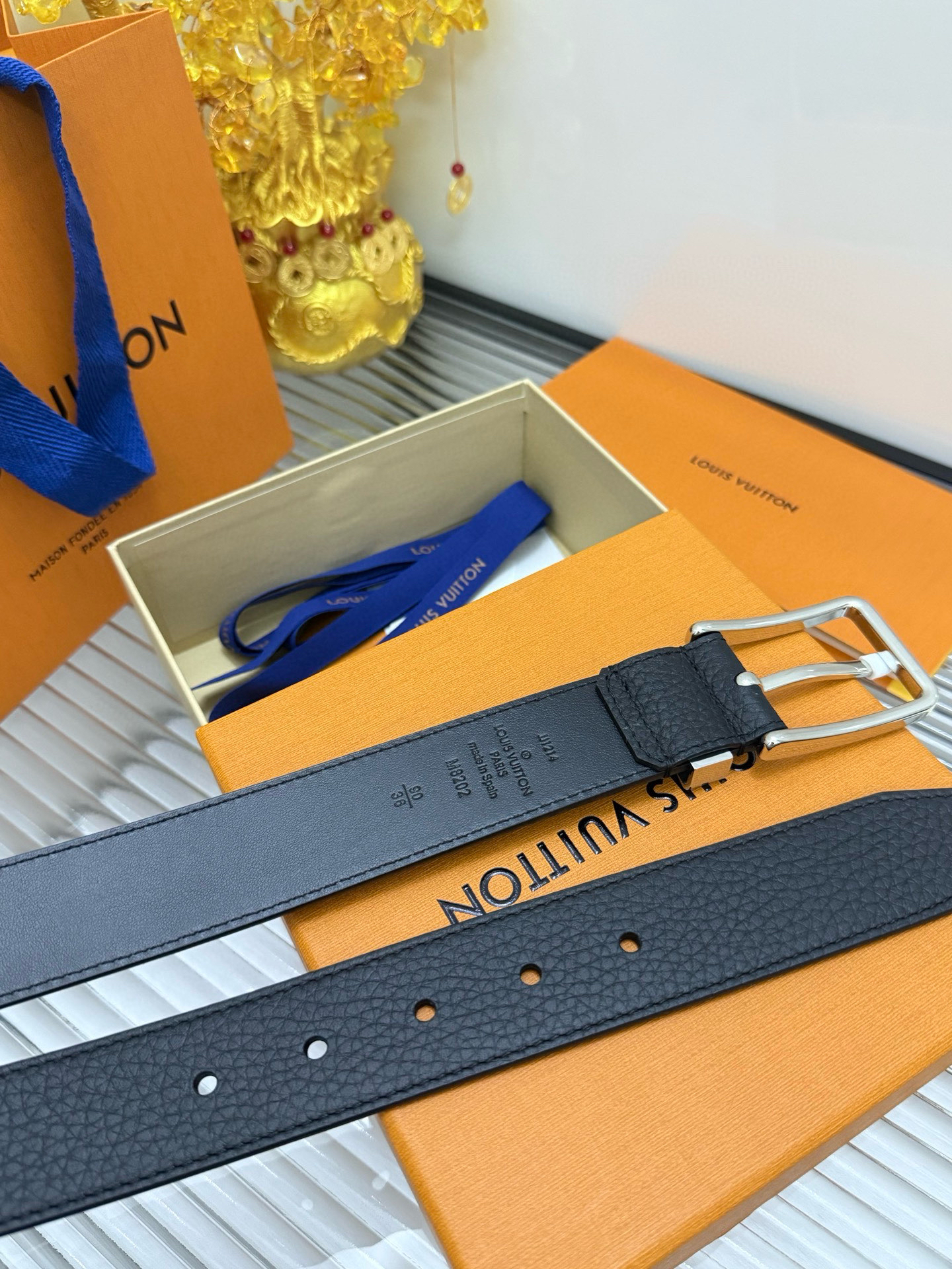 Louis Vuitton men's belt with pin buckle and lychee pattern, 3.5cm wide