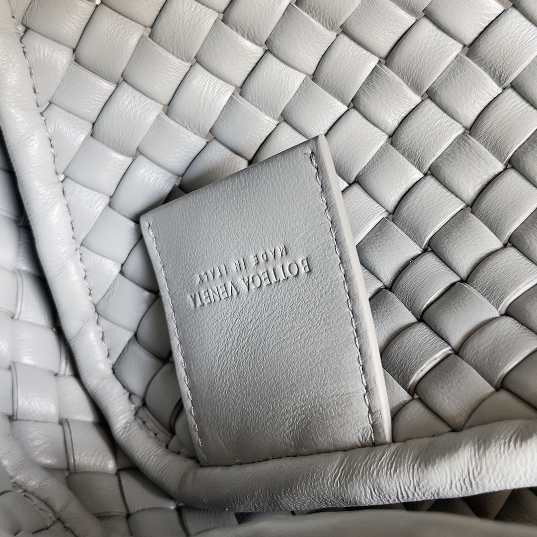 Bottega Veneta mini cobble bag 762711