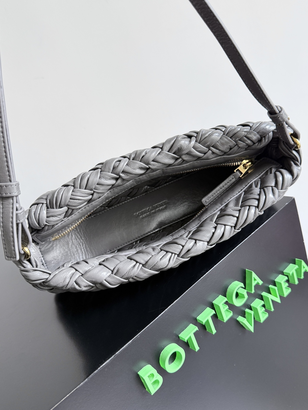 Bottega Veneta Kalimero cha cha woven handbag 785780