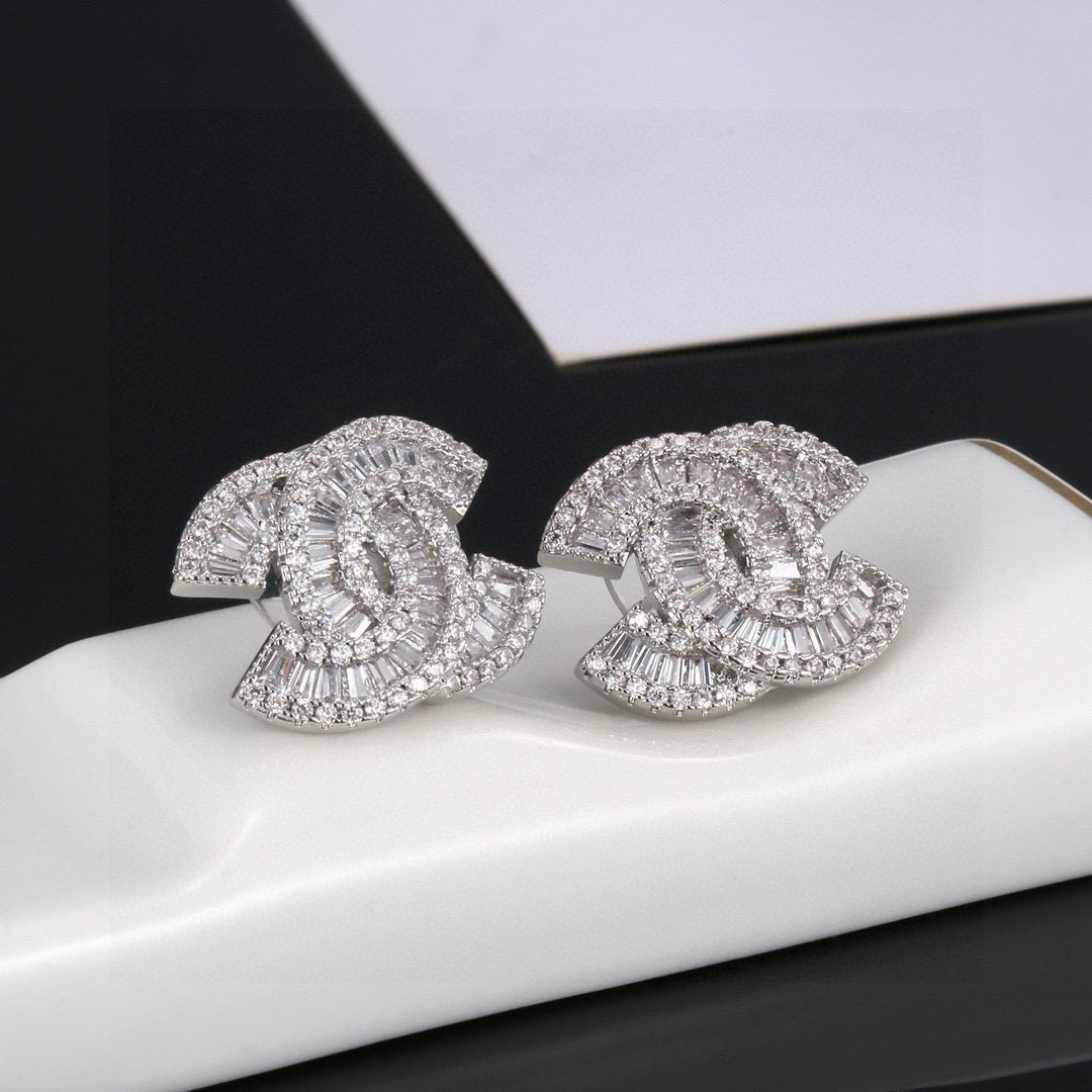 CHAN 24 classic letter diamond earrings
