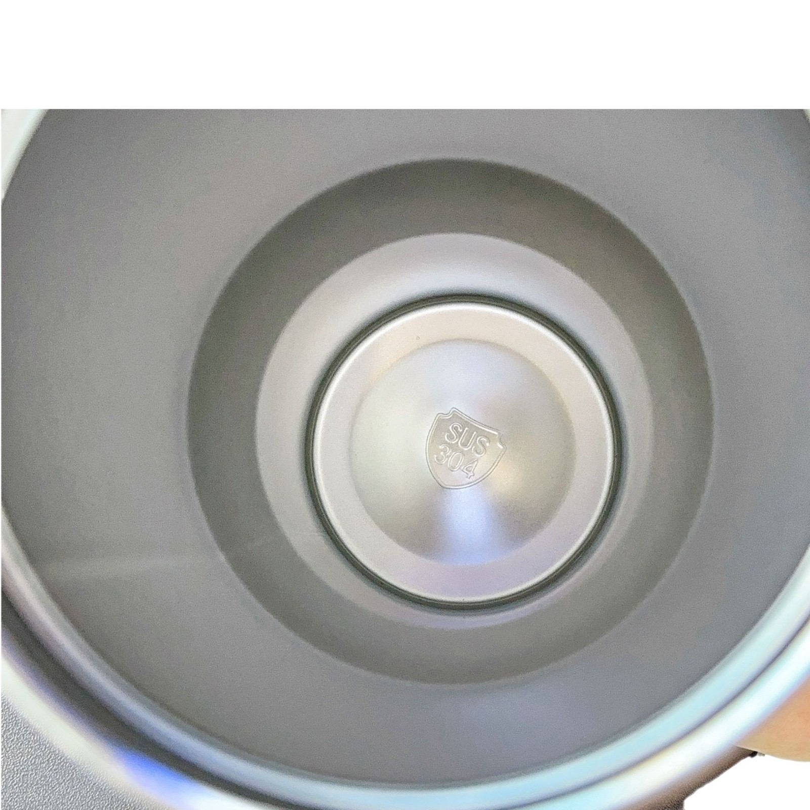 This portable thermos features a 3D floral design, making it suitable for car use and keeping drinks ice-cold. Its hard handle makes it portable and ideal for outdoor travel.