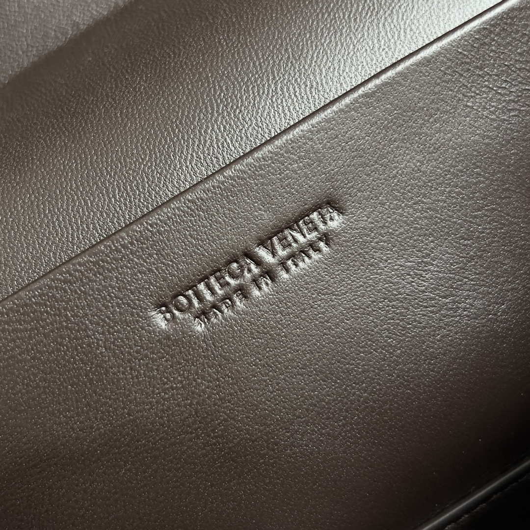 Bottega Veneta 2024 Woven Zippered Baguette Bag 789109