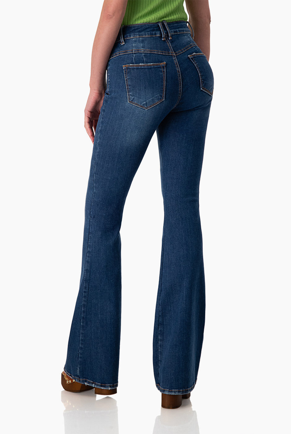Jeans corte campana de tiro alto y un botón