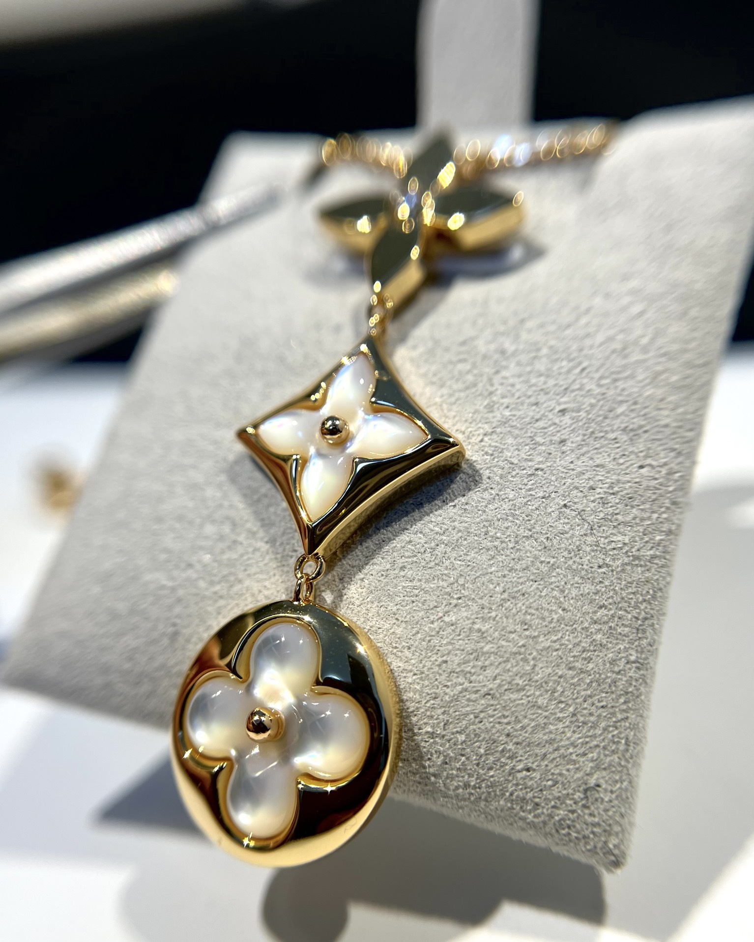 LV Color Blossom Series Mother-of-Pearl Three-Flower Necklace
