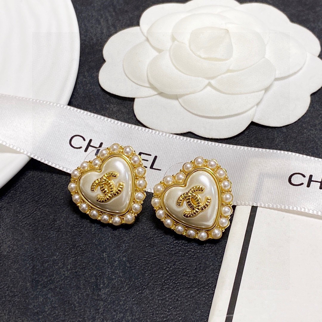 Chanel pearl inlaid heart earrings