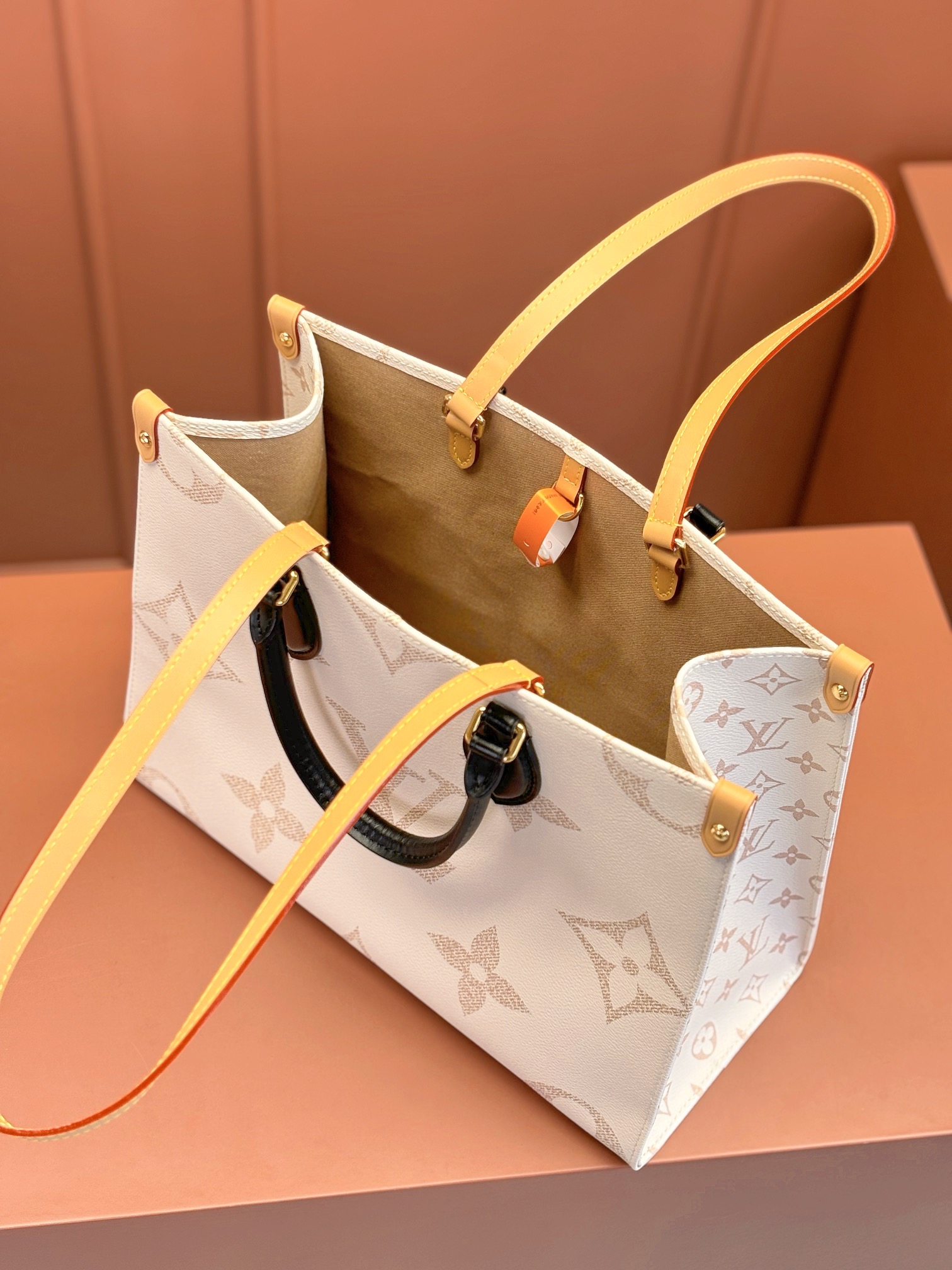 Louis Vuitton ONTHEGO Medium Handbag M46912