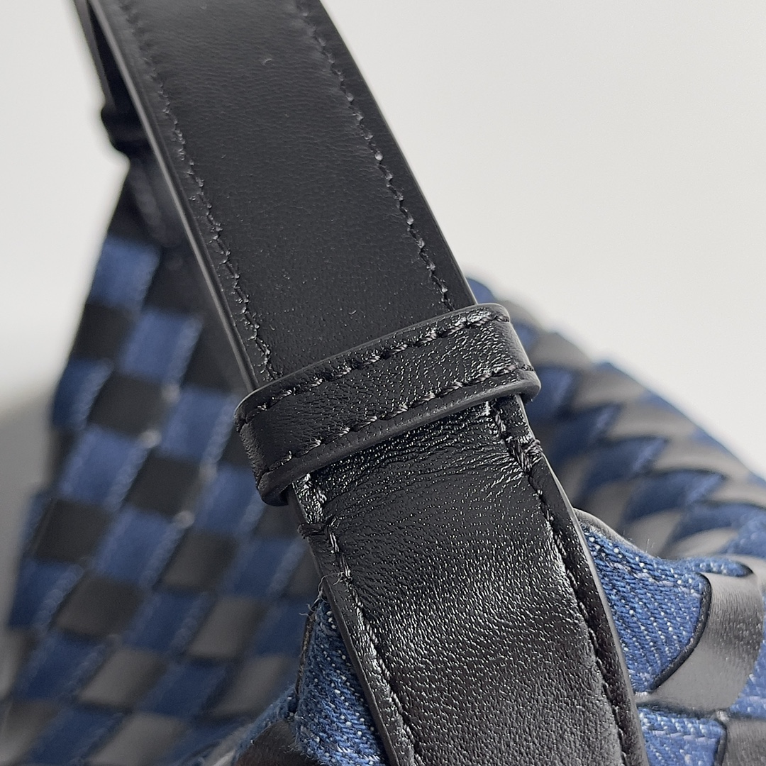 Bottega Veneta wallace handbag 796393