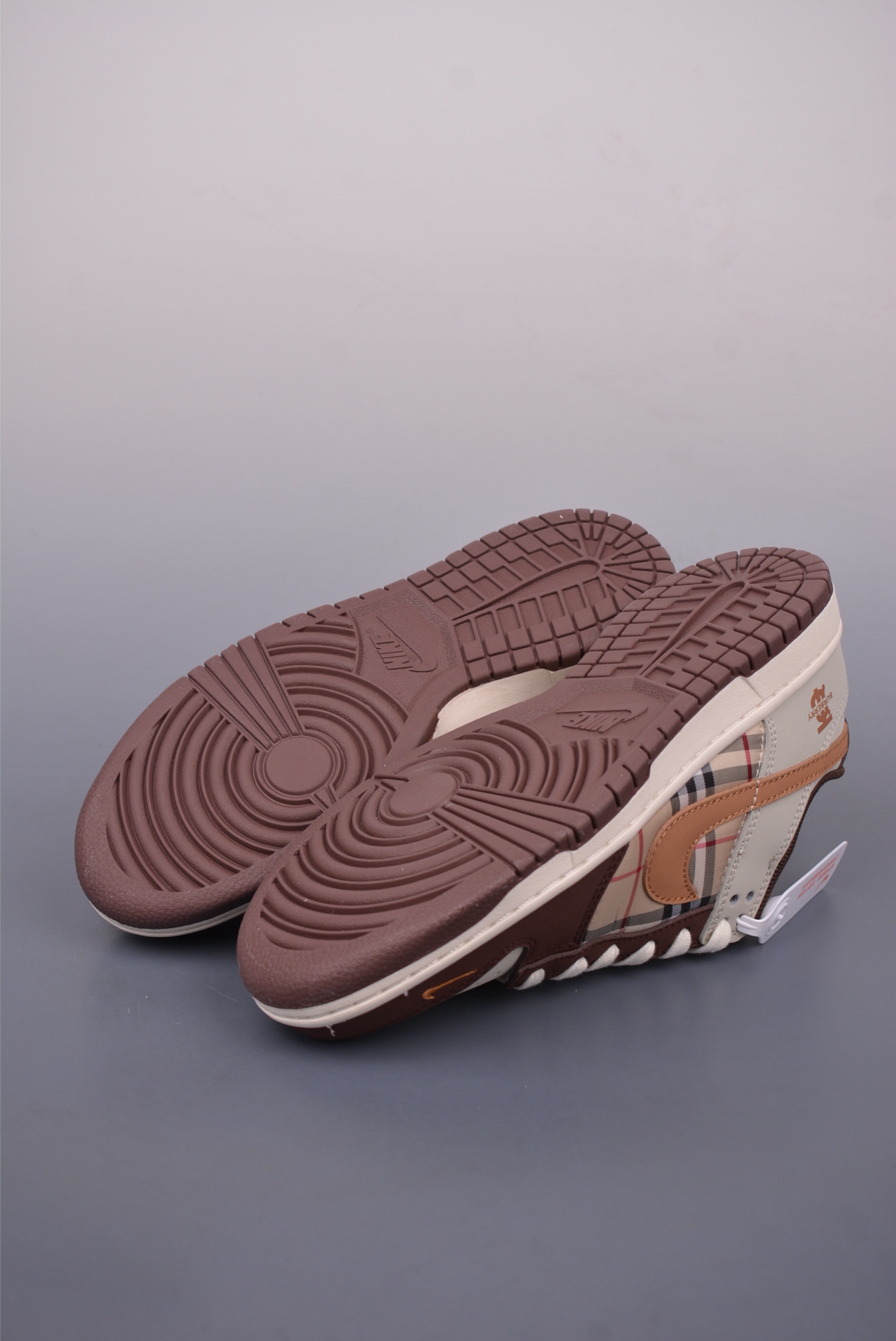 BURBERRY x Nike SB Dunk Low 