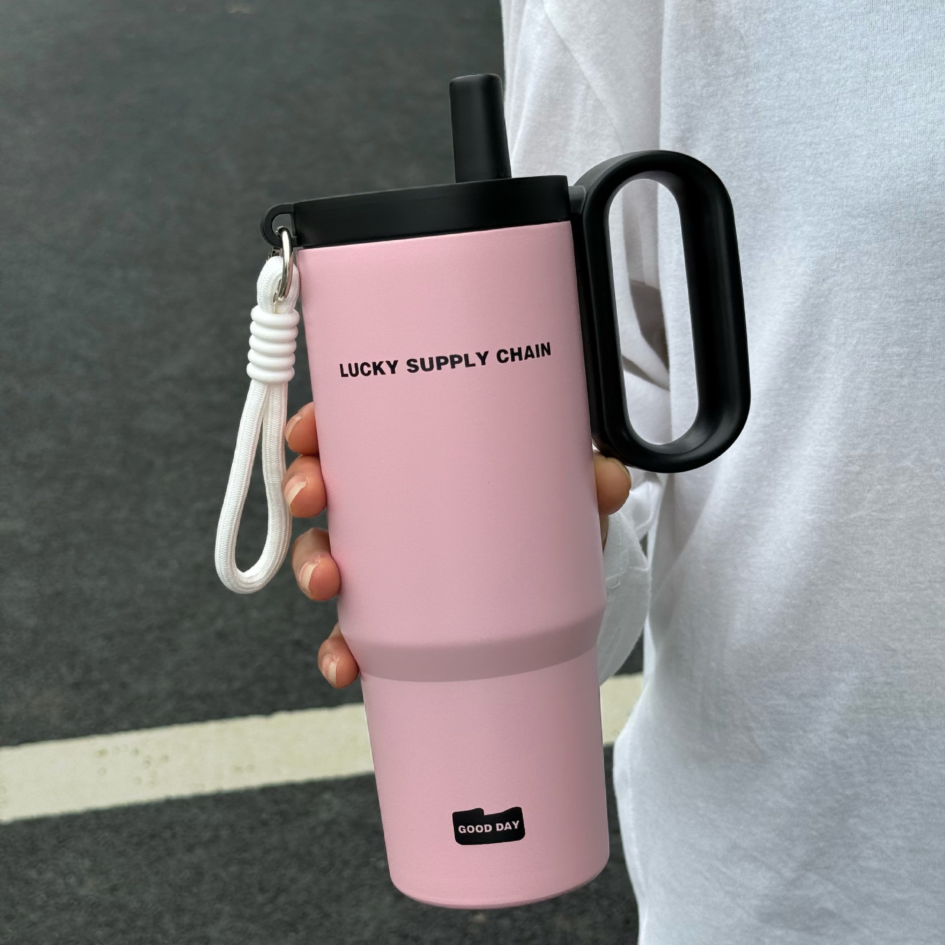 Large-capacity insulated water bottle made of 316 stainless steel with straw, suitable for car use and has a premium feel.
