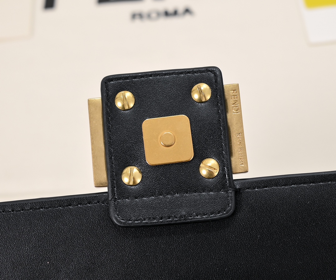 FENDI embossed baguette chain bag 6607