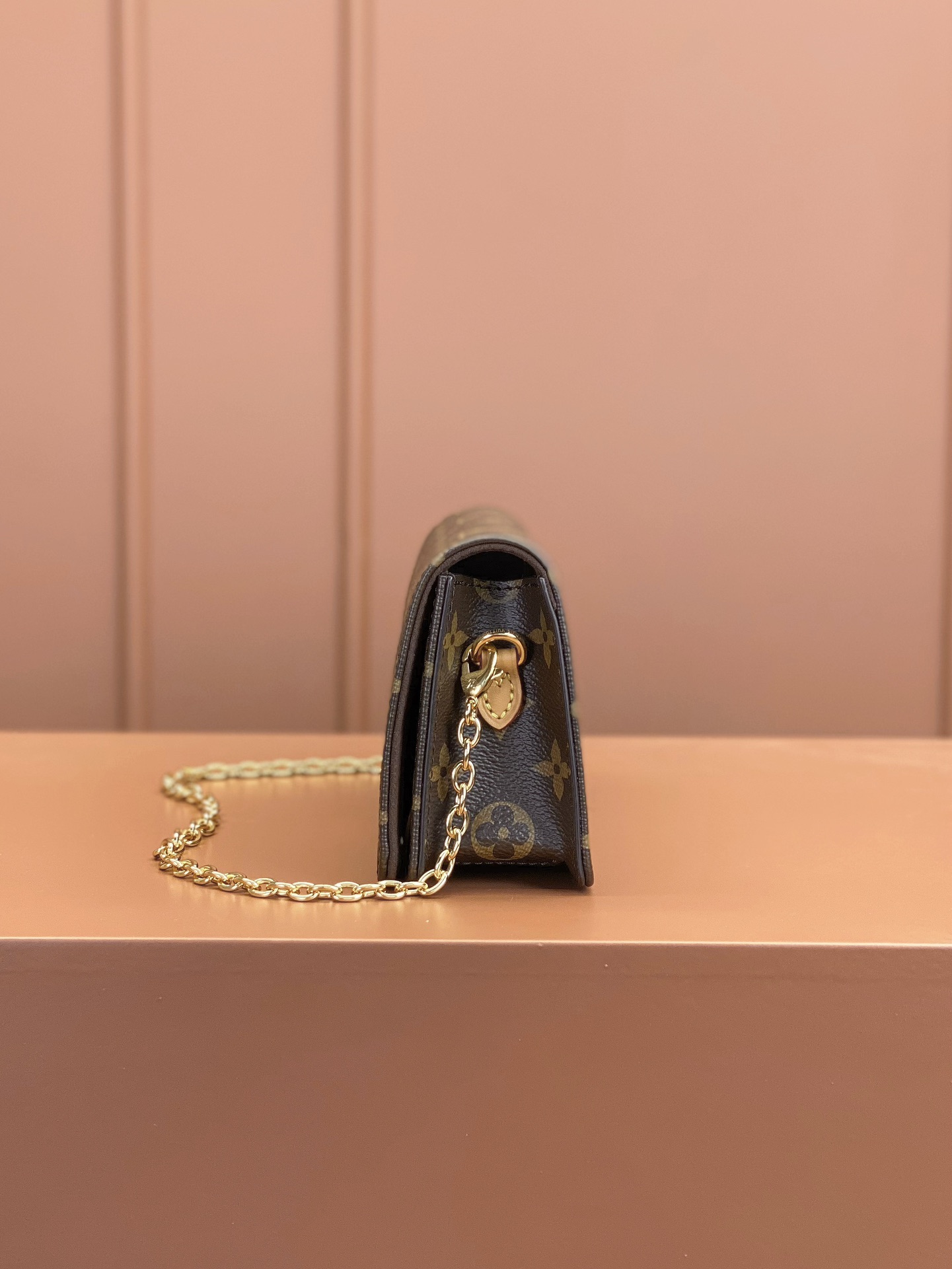Louis Vuitton WALLET ON CHAIN ​​LILY Handbag M82509