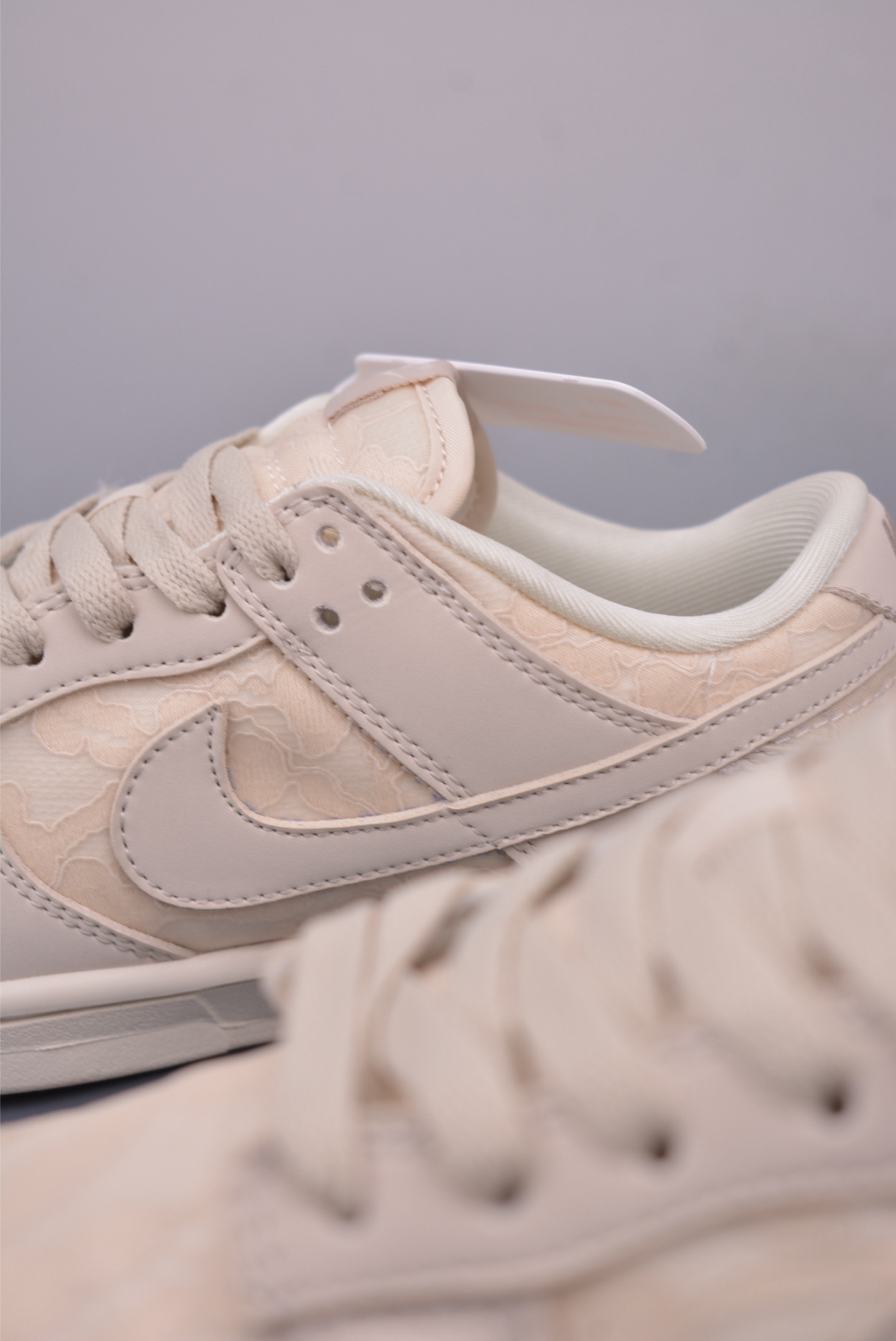 NIKE SB Dunk Low sneakers White and Pink HJ5870-100