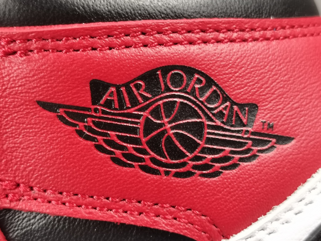 Nike Air Jordan 1 High Retro OGChicago 555088-101