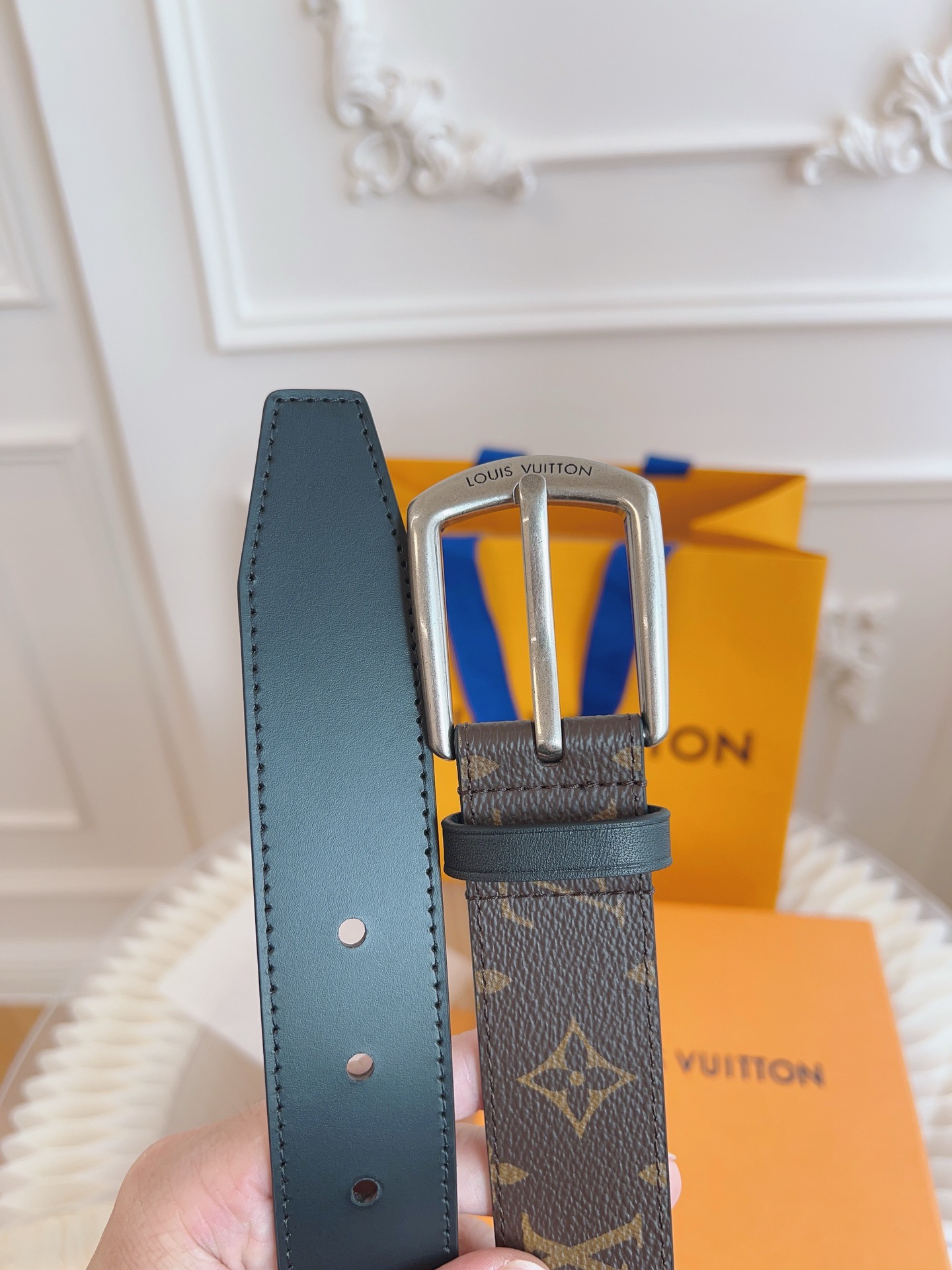 Louis Vuitton double-sided leather buckle belt with monogram pattern, 3.5cm wide