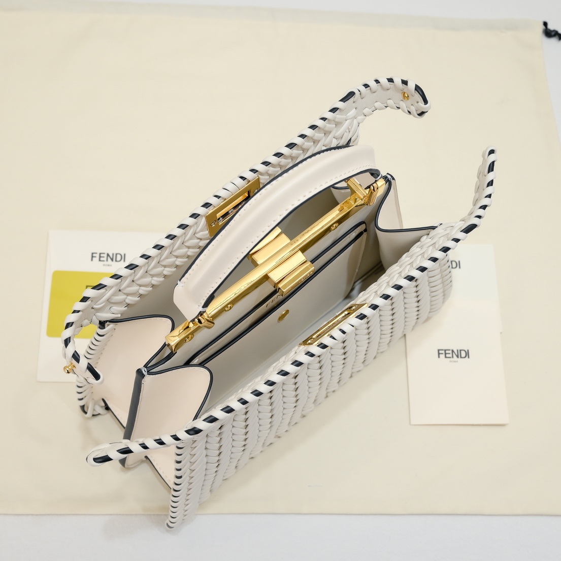 FENDI BAGUETTE Medium Handbag 3318