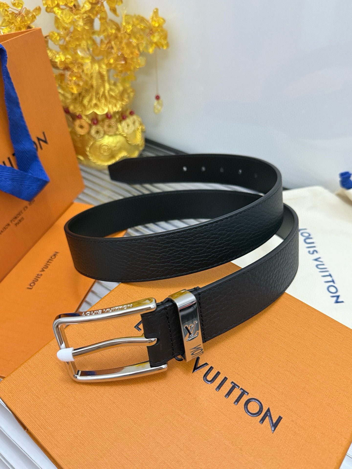 Louis Vuitton men's belt with pin buckle and lychee pattern, 3.5cm wide