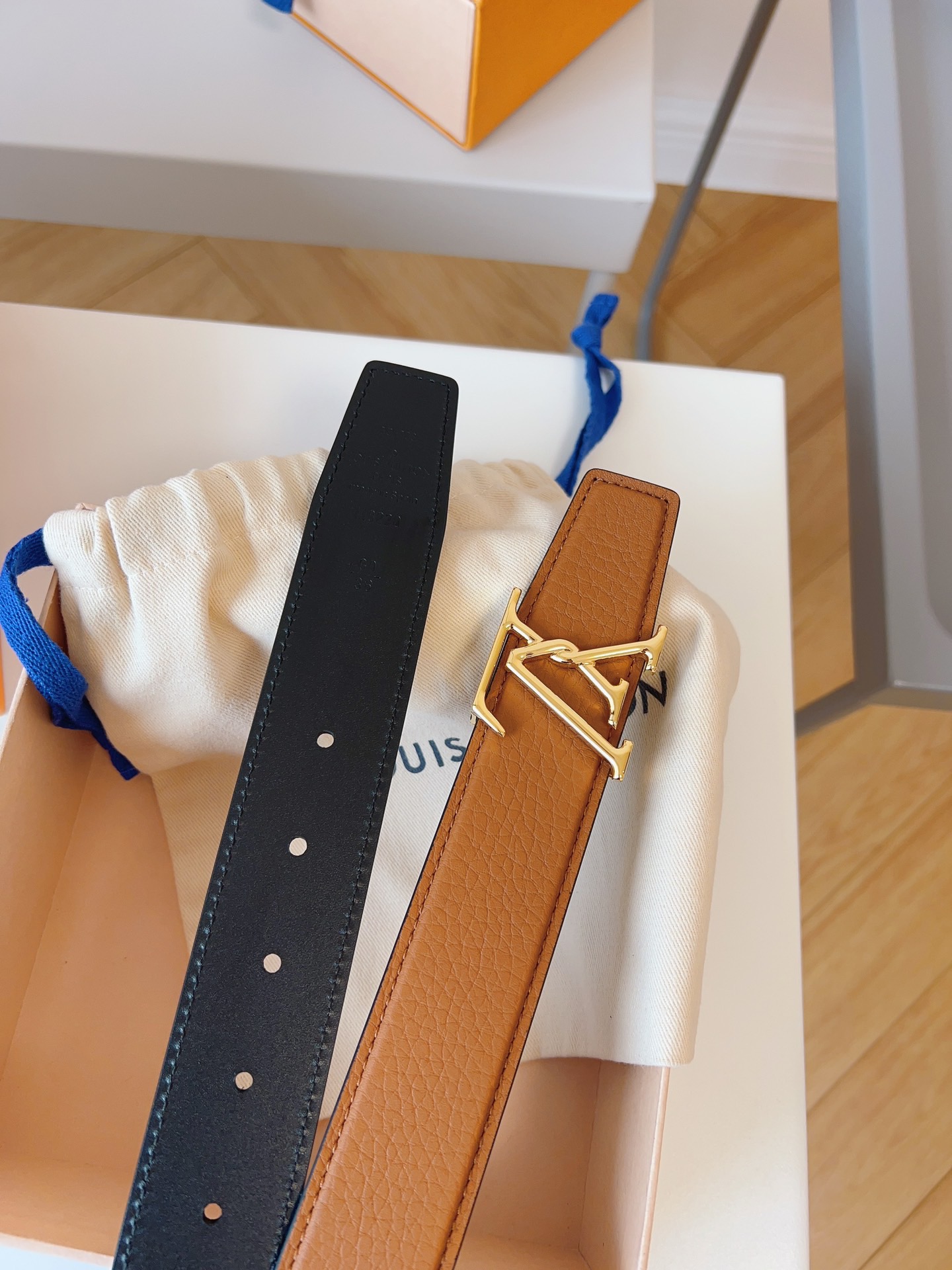 Louis Vuitton lychee grain double-faced cowhide belt, 3.5cm wide