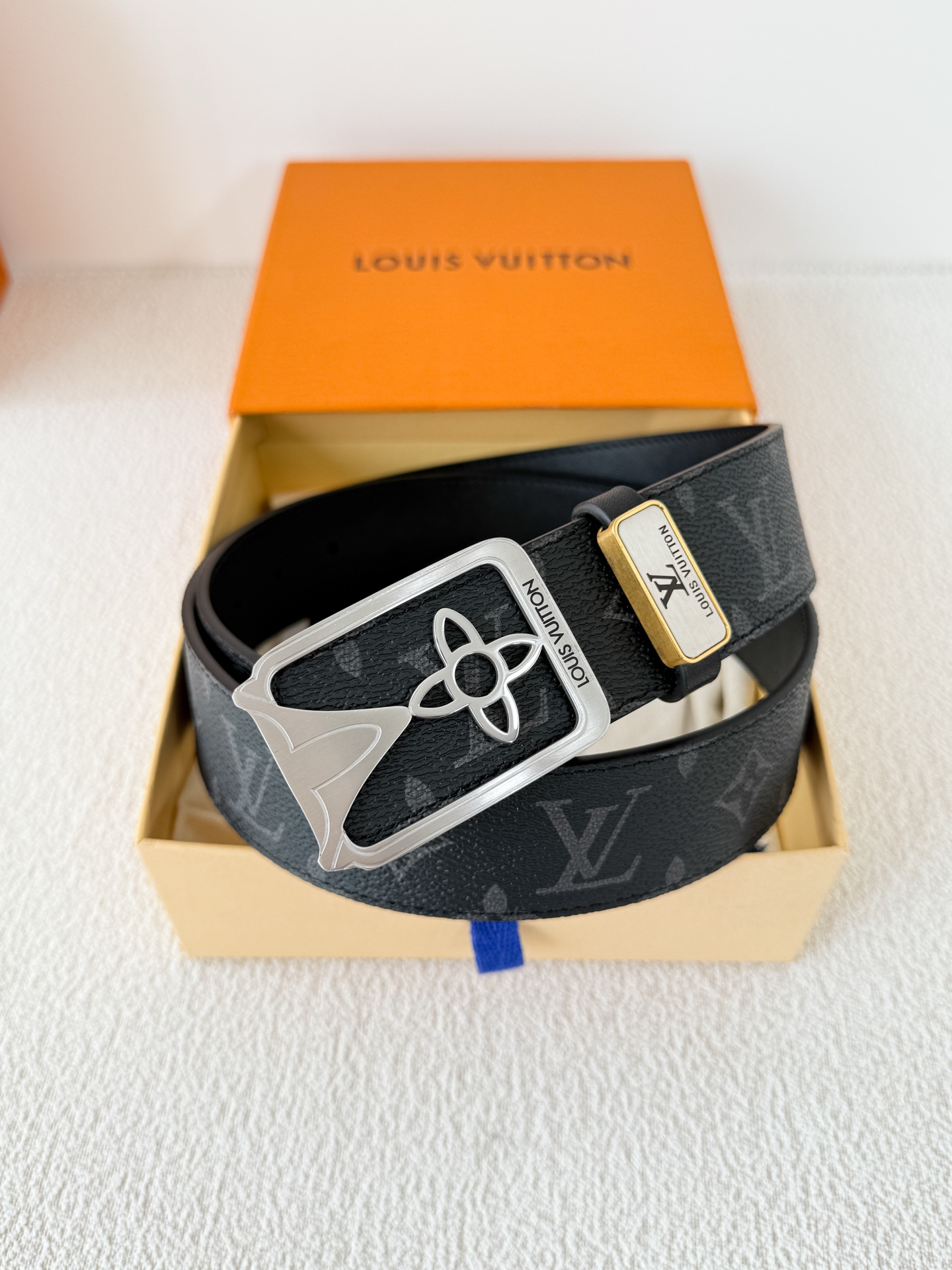 Louis Vuitton Presbyopic Calfskin Men's Belt 3.8CM Width