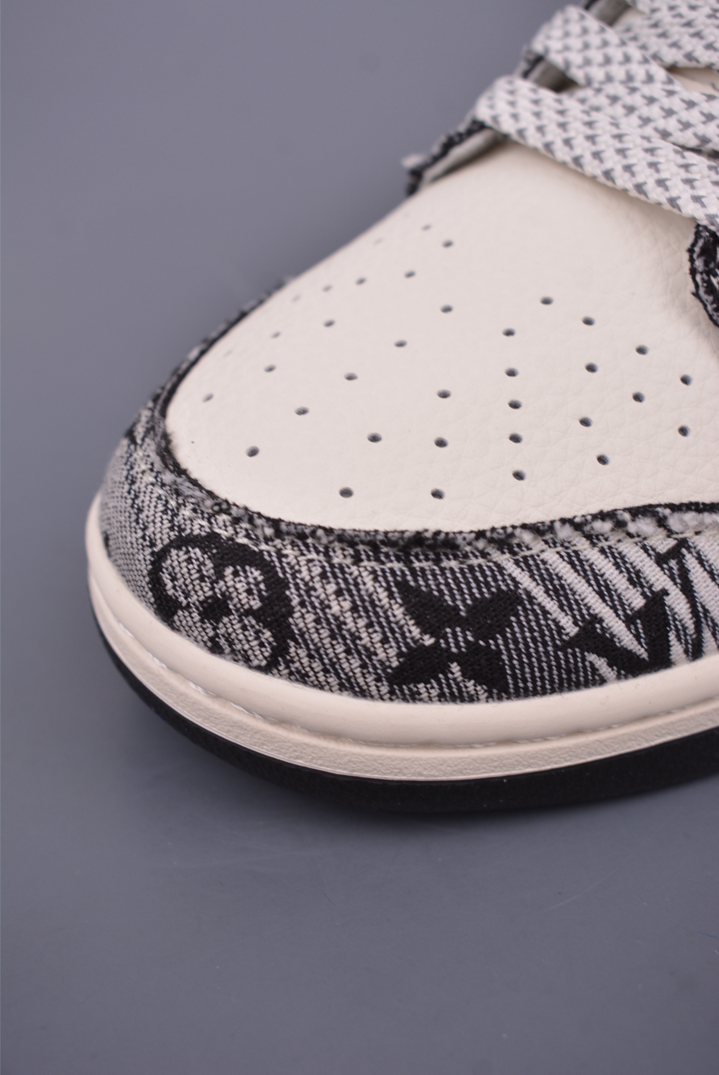 LV x Nike SB Dunk Low low-top sneakers Denim Gray and White Gradient JY6988-110