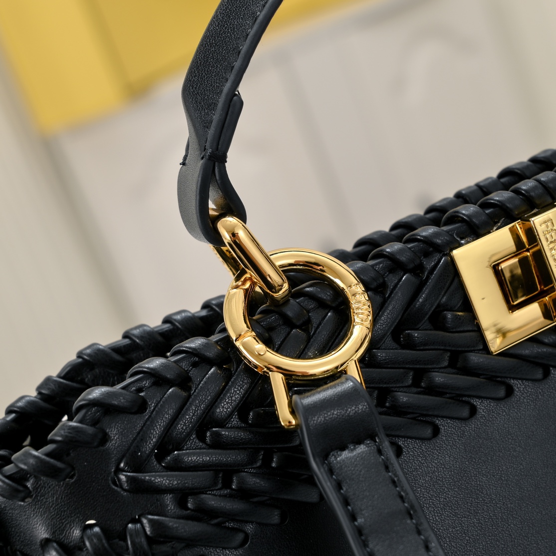 FENDI BAGUETTE Medium Handbag 3318