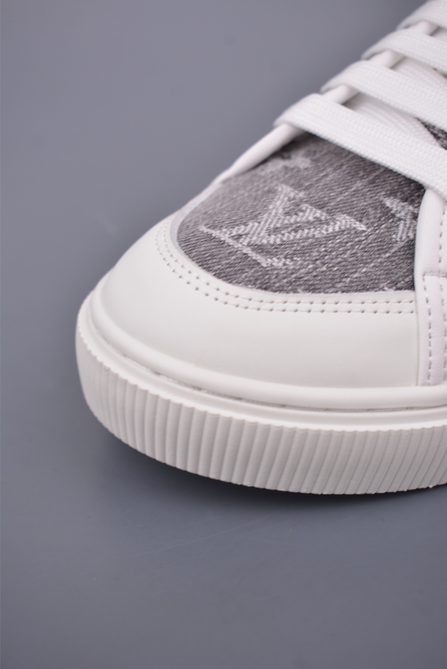 Louis Vuitton LAGOON Low Sneaker 