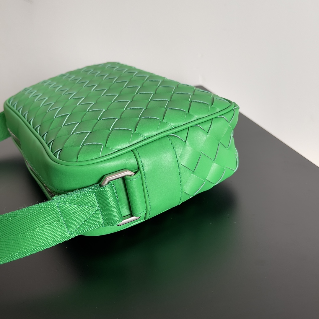 Bottega Veneta lntrecciato woven leather bag 710048