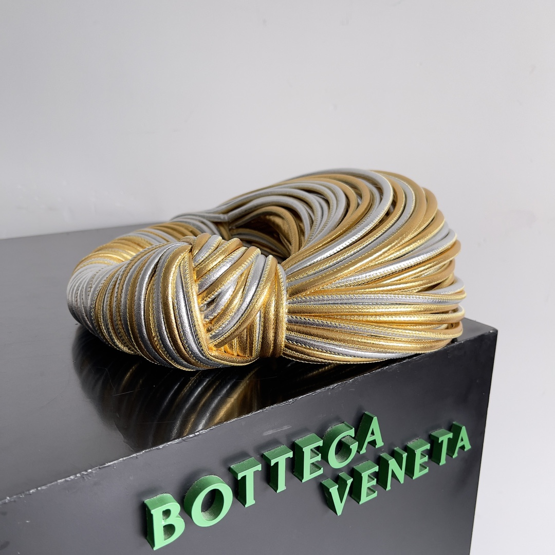 Bottega Veneta tubular leather jodie handbag 755540