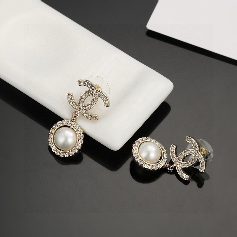 Chanel CC large pearl earrings with diamonds