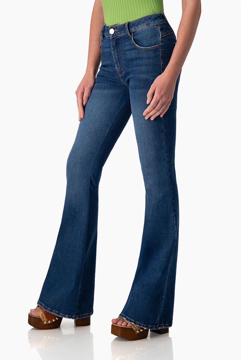 Jeans corte campana de tiro alto y un botón