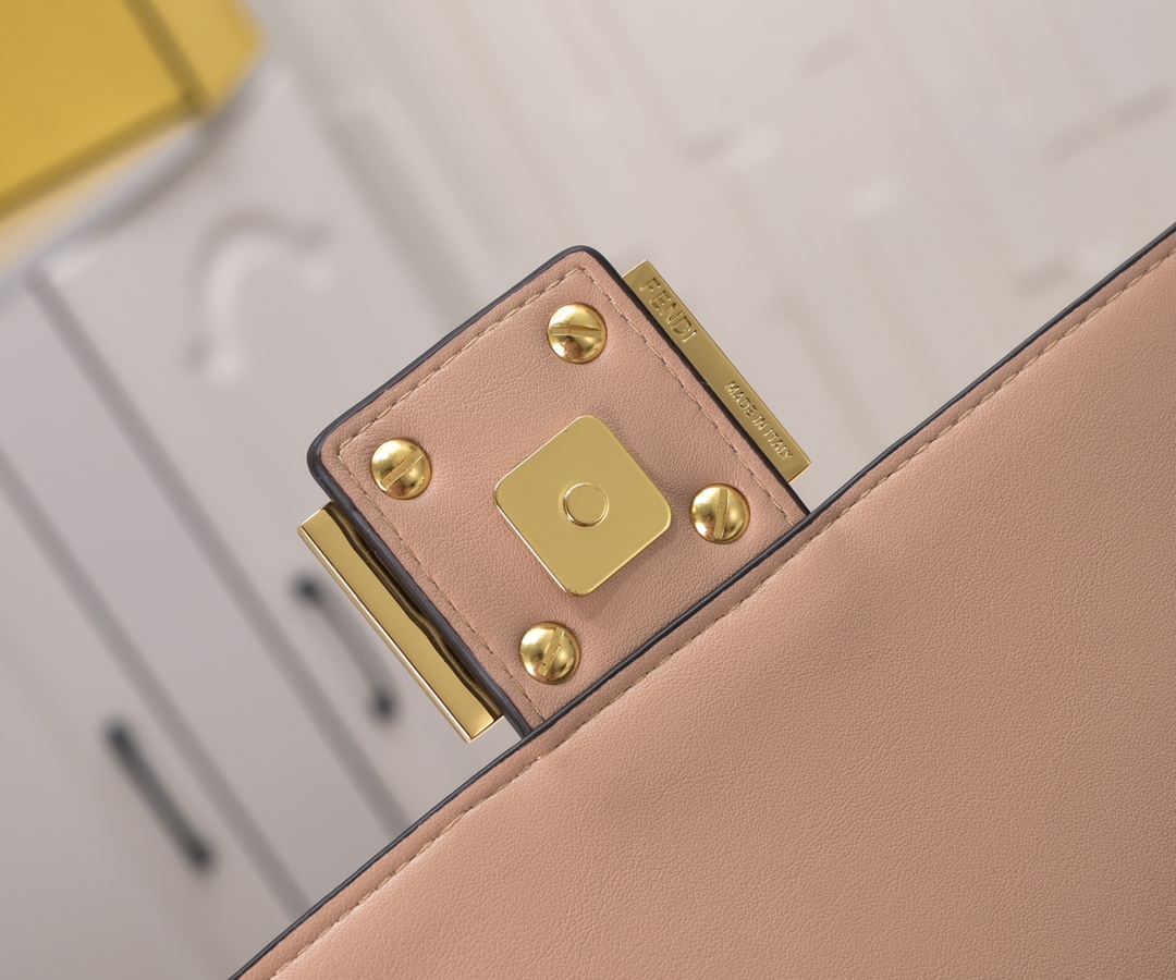 FENDI Baguette Handbag 6608