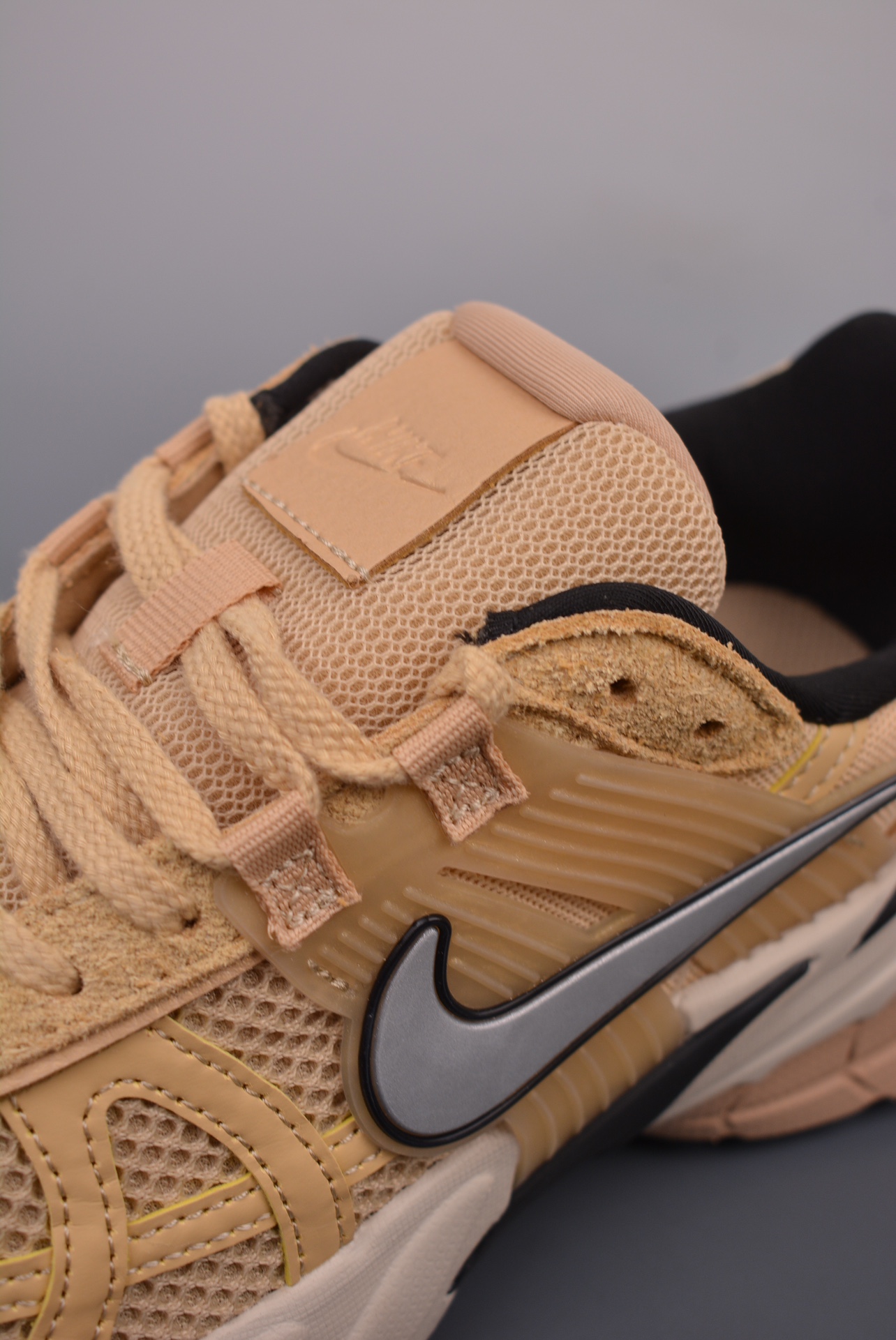 Nike Wmns V2K Runtekk Low Khaki FN6703-200
