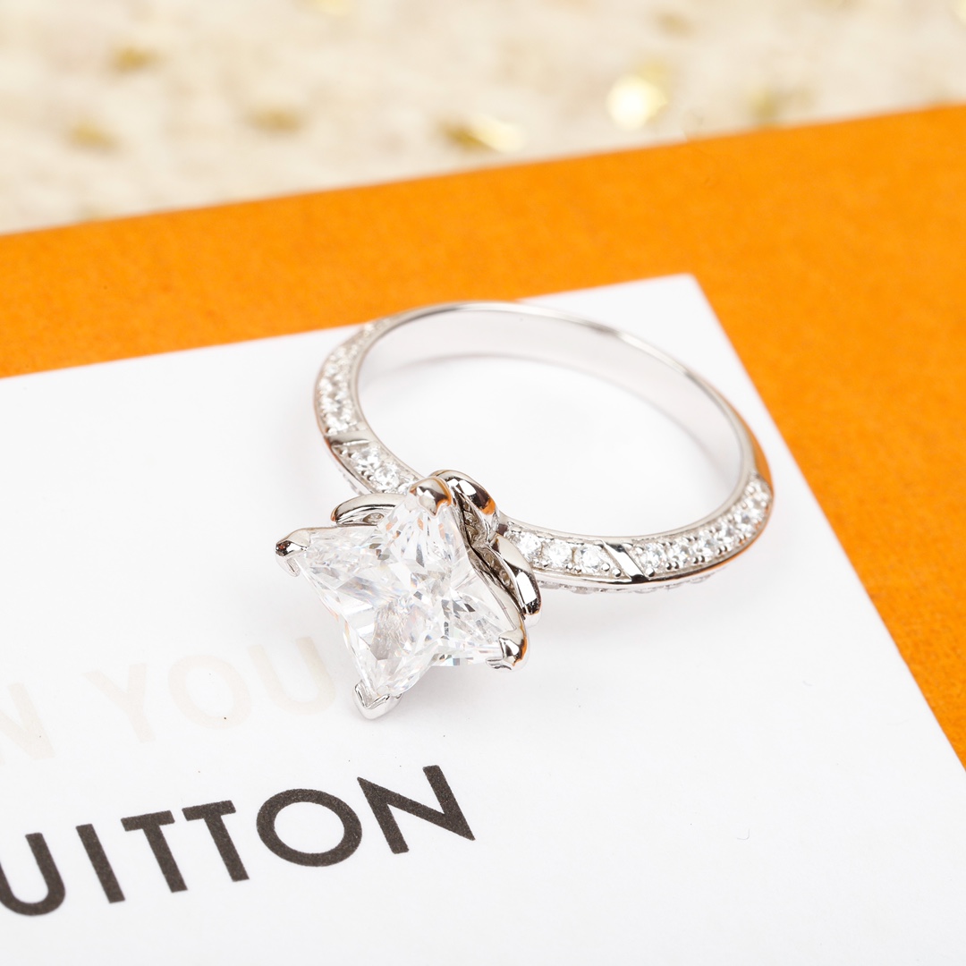 Louis Vuitton cut star full diamond ring