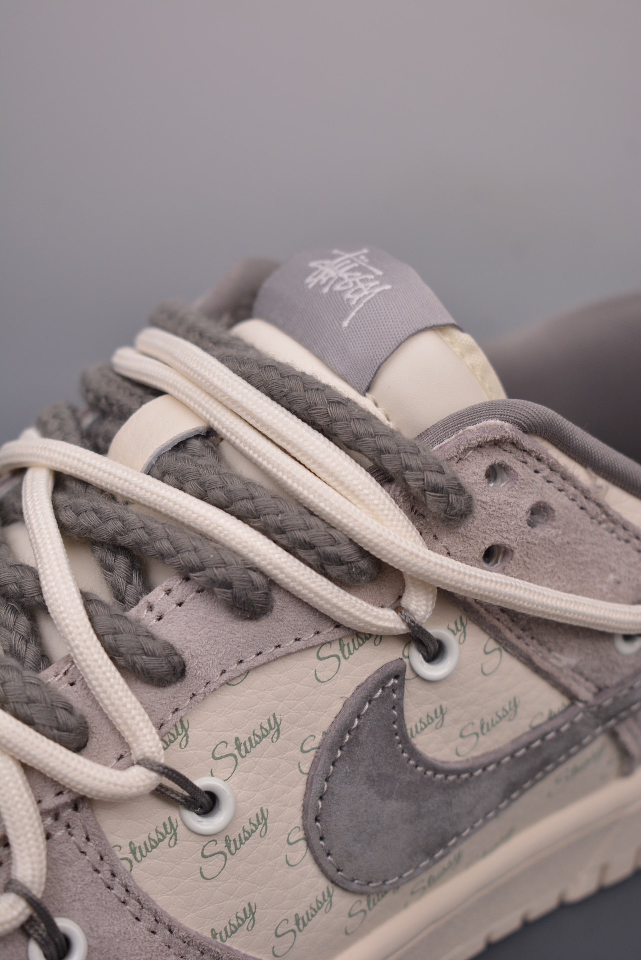 Stussy x Nike SB Dunk Low Retro Lot Stussy Light Grey Off-White Lace-Up SJ2068-307