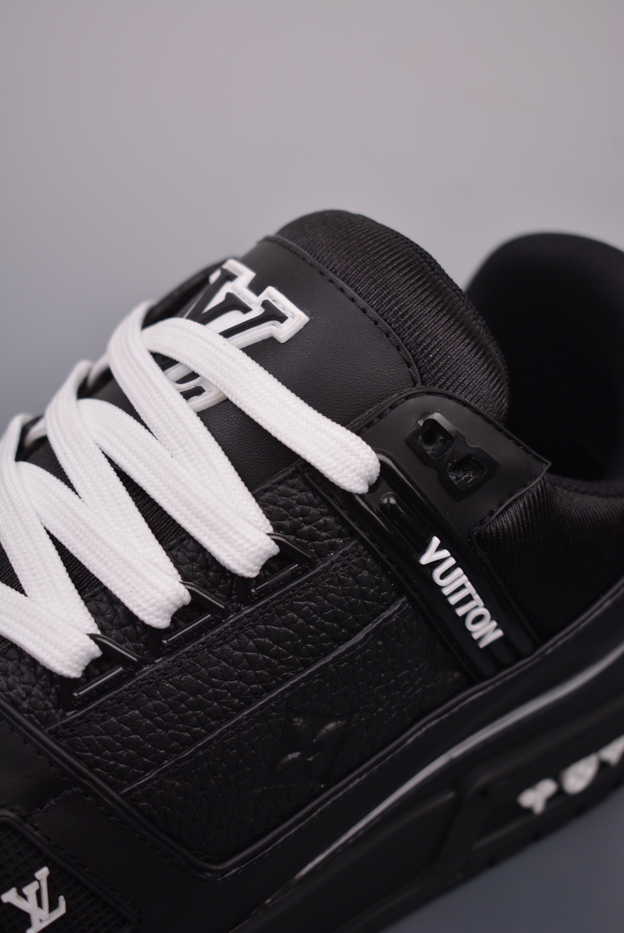 Louis Vuitton Trainer Sneaker Low Black and White Embossed 1AAREW