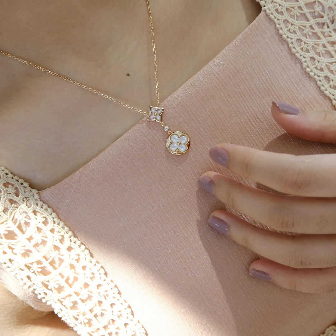 Louis Vuitton White Shell Classic Flower Necklace