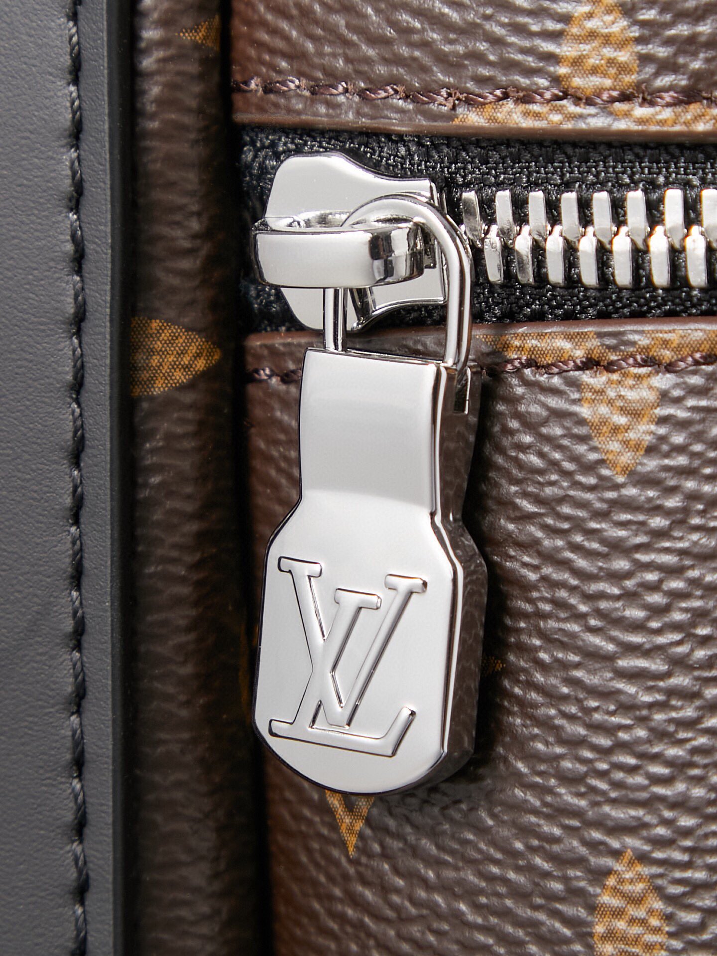 Louis Vuitton Discovery Backpack M46684