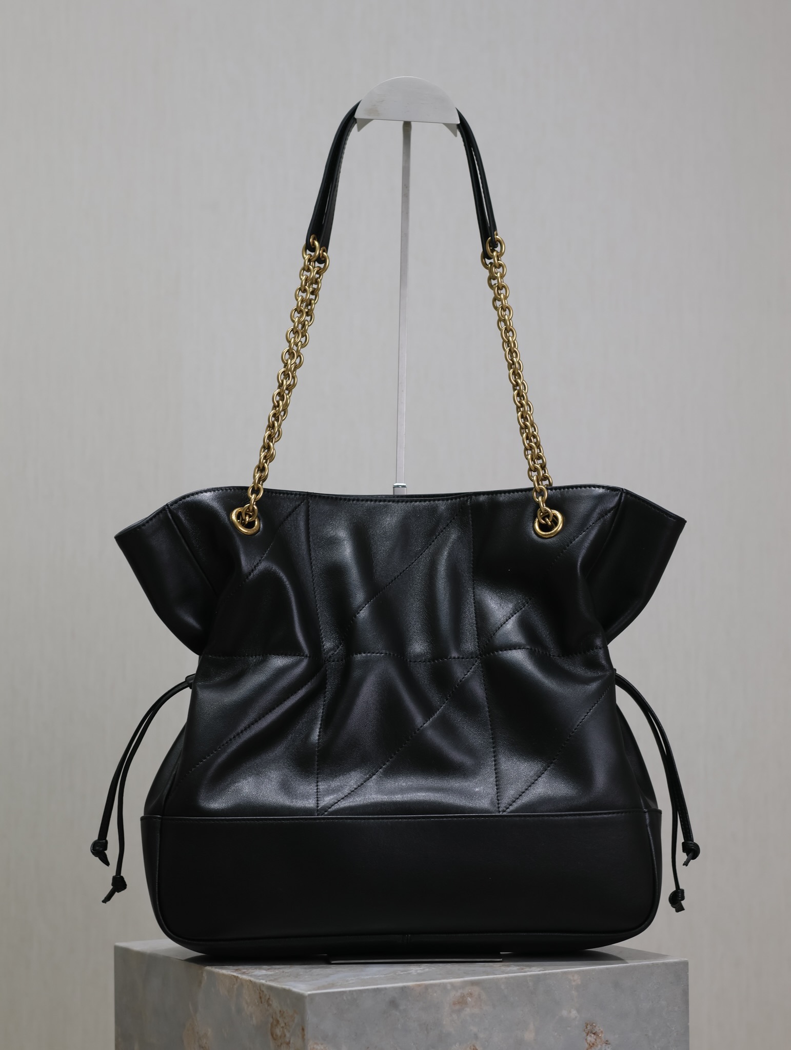 Yves Saint Laurent Jamie 4.3 Large CHON Bucket Bag 809824