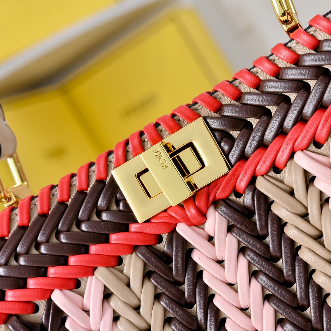 FENDI BAGUETTE Medium Handbag 3373