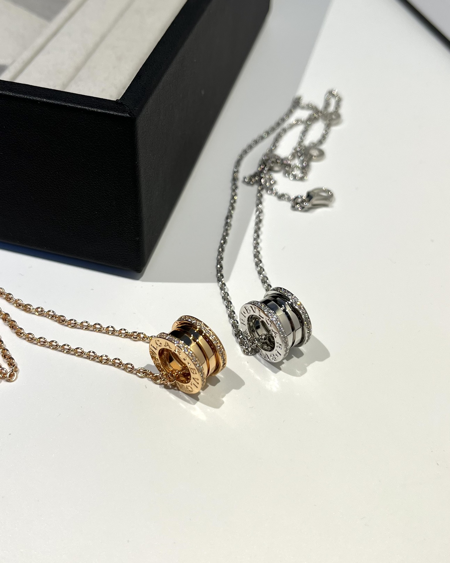 Bulgari B.ZERO1 series diamond spring necklace