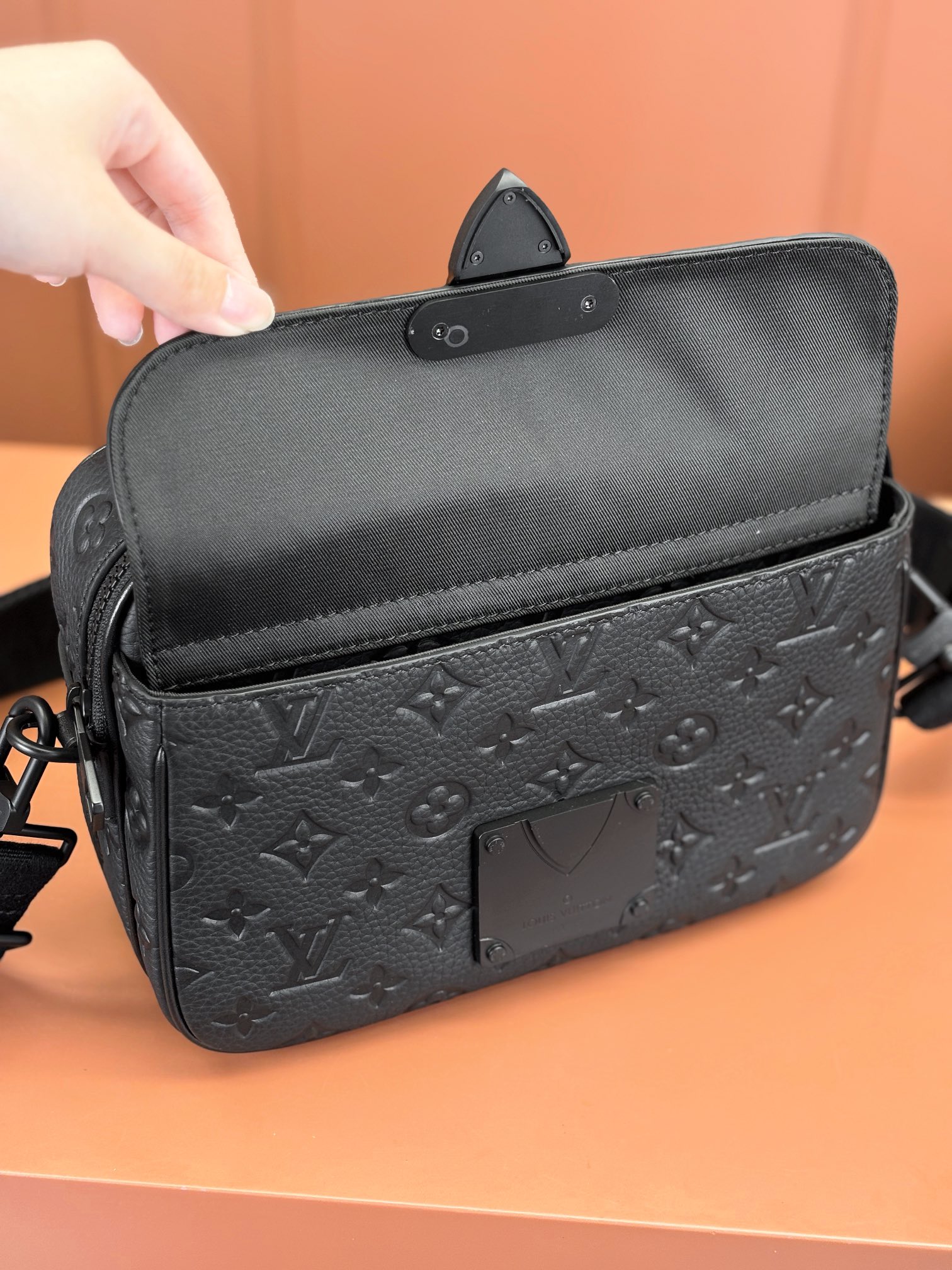 Louis Vuitton S Lock Messenger Bag M58489