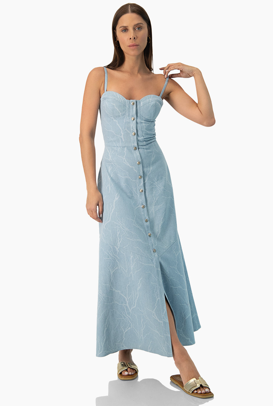 Maxi vestido con tirantes y botones