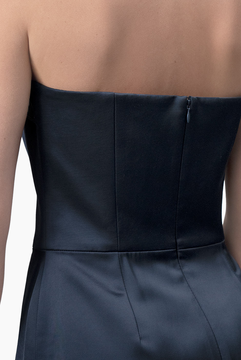Vestido strapless con abertura