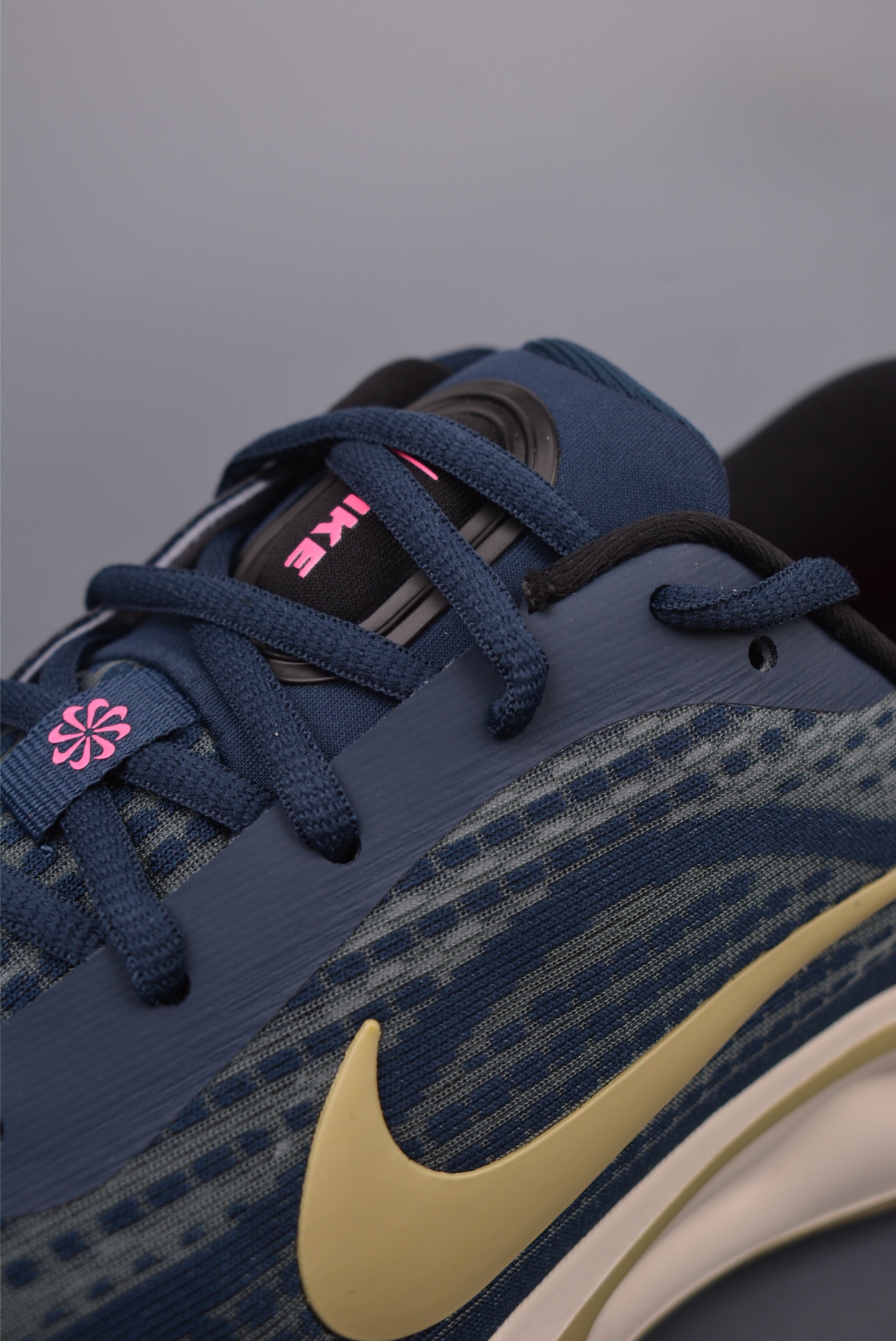 Nike Journey Run Dark Black Gold Hook Pink