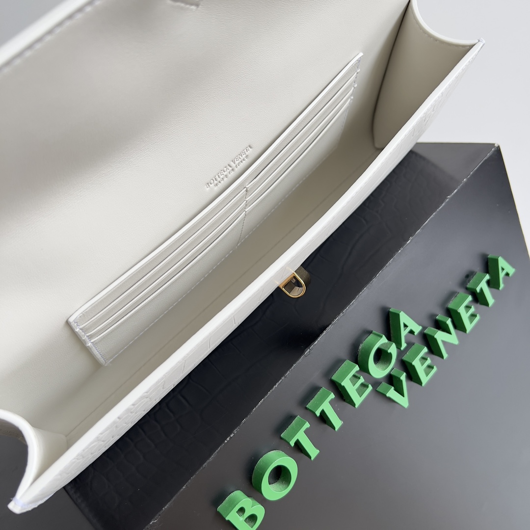 Bottega Veneta Andiamo rare crocodile leather handbag 741511