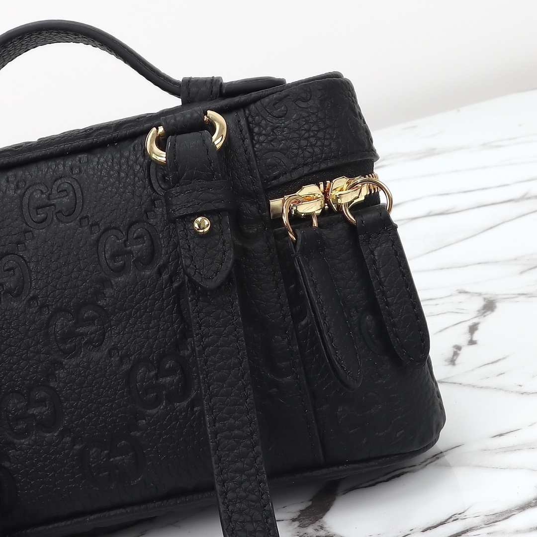 Gucci GG Emblem series small handbag ‎815949 AAEEM 1000