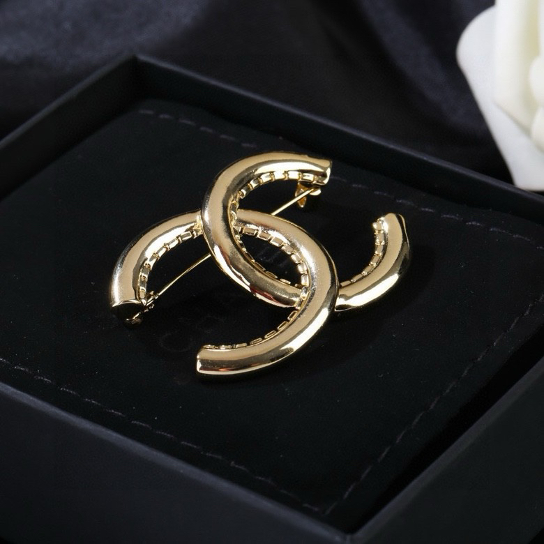 Chanel classic brooch
