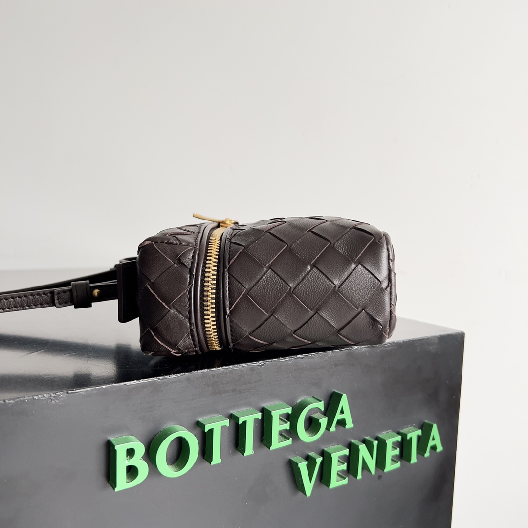 Bottega Veneta 2024 Woven Zippered Baguette Bag 789109