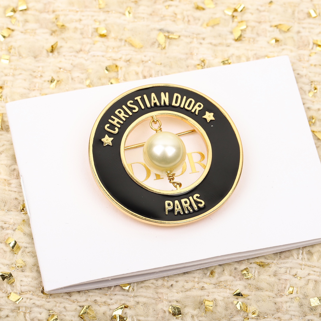 Dior black circle letter brooch